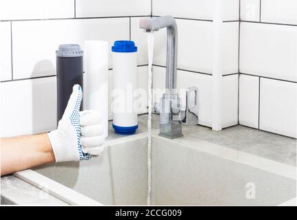 Remplacement des filtres du système de purification d'eau. Vue rapprochée de trois nouveaux filtres. De l'eau propre à la maison. Bravo Banque D'Images