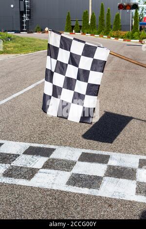 La ligne d'arrivée et le drapeau à damier. Terminez la course Banque D'Images