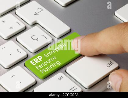 Planification des ressources ERP Enterprise écrite sur la touche verte du clavier métallique. Touche enfoncée avec le doigt. Banque D'Images
