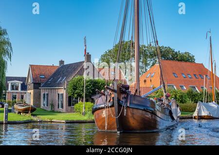 Heeg, pays-Bas - 05 août 2020 : bateau à voile à craie partant pour un voyage du village de loisirs aquatiques Heeg en Frise aux pays-Bas Banque D'Images