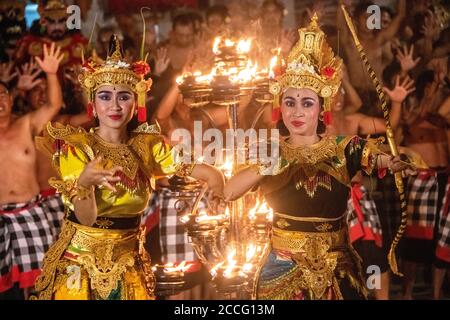 La représentation est appelée ‘danse Kecak’, un titre onomatopoique pour le son du chant continu du chœur Monkey men, comme aucun instrument Banque D'Images