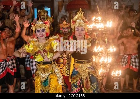 La représentation est appelée ‘danse Kecak’, un titre onomatopoique pour le son du chant continu du chœur Monkey men, comme aucun instrument Banque D'Images