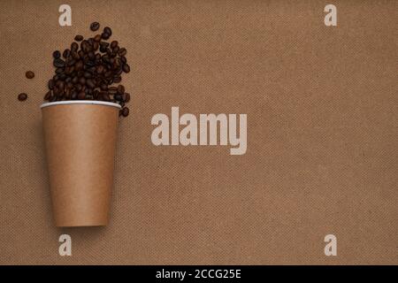 Verre artisanal avec grains de café sur fond artisanal . Photo monochrome Banque D'Images