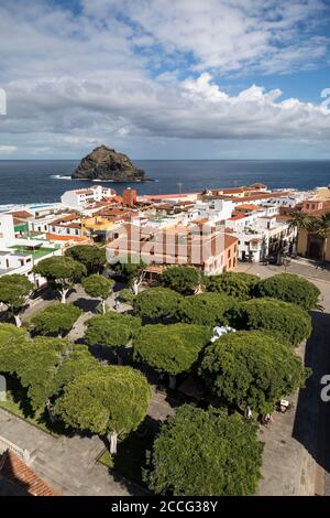 Vue sur la Plaza de la Libertad jusqu'à la Roque de Garachico dans l'océan Atlantique, Garachico, Tenerife, Iles Canaries, Espagne Banque D'Images