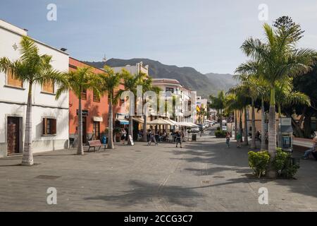 La Plaza de los Remedios, derrière les montagnes Teno, Buenavista del Norte, Tenerife, Iles Canaries, Espagne Banque D'Images