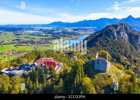 Ruin Falkenstein et château hôtel Falkenstein, près de Pfronten, Ostallgäu, Allgäu, vue aérienne, Swabia, Bavière, Allemagne Banque D'Images