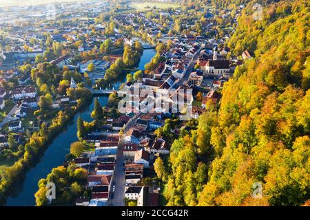 Vieille ville de Wolfratshausen avec Loisach et forêt de montagne, vue aérienne, haute-Bavière, Bavière, Allemagne Banque D'Images