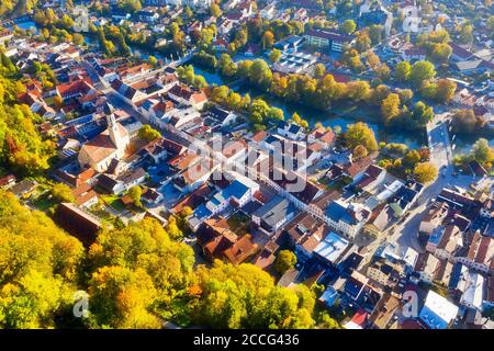 Vieille ville de Wolfratshausen avec Loisach et forêt de montagne, vue aérienne, haute-Bavière, Bavière, Allemagne Banque D'Images