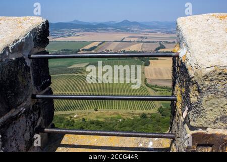 Vue depuis le château de Hazmburk murs sur le paysage sur le sommet de la montagne de ceske strepdohori chaîne. Banque D'Images