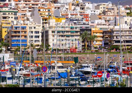Port et maisons à Los Cristianos, Tenerife, Iles Canaries, Espagne Banque D'Images