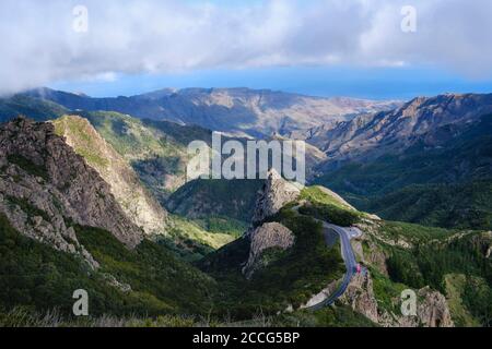 Montagnes rocheuses de Roque de Ojila et Roque de la Zarcita, route de montagne à Monumento naturel de los Roques, la Gomera, îles Canaries, Espagne Banque D'Images