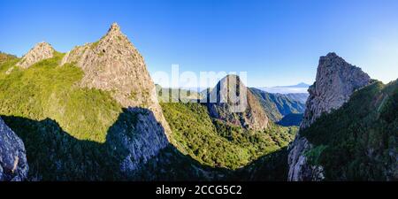 Montagnes rocheuses Roque de la Zarcita et Roque de Ojila, Monumento Natural de los Roques, la Gomera, Îles Canaries, Espagne Banque D'Images