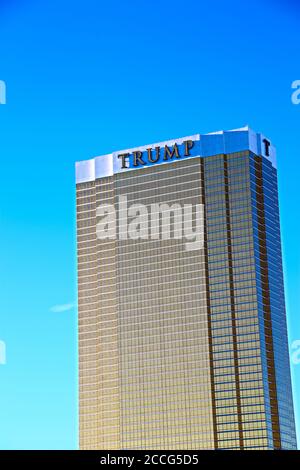 Trump International Hotel à Las Vegas, NV, nommé pour le développeur immobilier et homme politique Donald Trump. Les fenêtres de la propriété de luxe sont dorées Banque D'Images