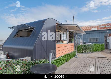 Une caravane transportable de café-restaurant sur l'île de Cockatoo, dans le port de Sydney, en Nouvelle-Galles du Sud, en Australie Banque D'Images