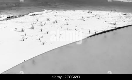 Wanderer sur une dune de sable à Deadvlei (noir et blanc) Banque D'Images