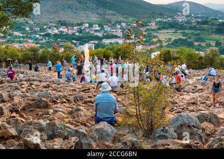 Pèlerins sur la colline des apparitions, Podbrdo, Medjugorje, municipalité de Citluk, Bosnie-Herzégovine, Banque D'Images