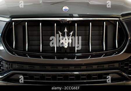 Logo Maserati à l'avant de la voiture, gros plan Banque D'Images