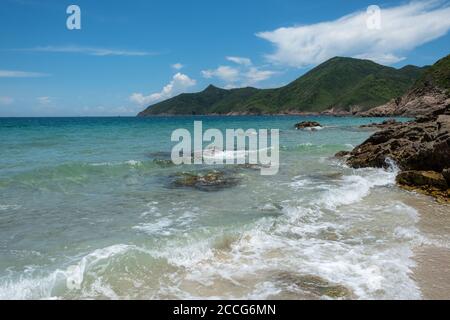 Vagues se brisant doucement sur la plage de Ham Tin à Sai Kung, Hong Kong Banque D'Images