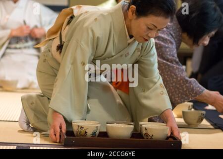 Sakai, Osaka / Japon - 16 février 2018 : maîtres de cérémonie du thé japonais pendant la préparation et la présentation cérémonielles du thé vert en poudre matcha Banque D'Images