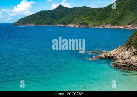 Eau cristalline sur la plage de Ham Tin Wan à l'est de SAI Kung, Hong Kong. Banque D'Images