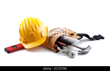Casque jaune isolé avec outils et plan sur fond blanc. Banque D'Images