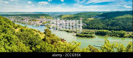 Rossel vue de Bingen et de Bingerbrück avec les ruines d'Ehrenfels et du Mäuseturm, ainsi que l'embouchure à proximité Banque D'Images