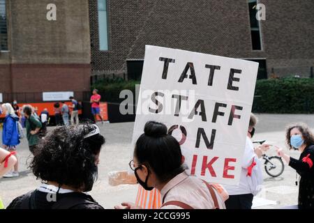 Tate Modern, Bankside, Londres, Royaume-Uni. 22 août 2020. Mettre en grève le personnel moderne en raison des licenciements et des coupures. Crédit : Matthew Chattle/Alay Live News Banque D'Images