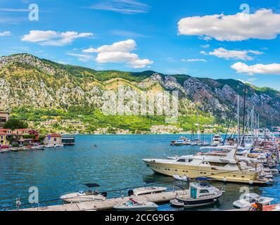 Bateaux amarrés près de la jetée dans la baie de Kotor, au Monténégro Banque D'Images