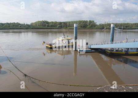 Tielrode, Belgique, 02 août 2020, ferry jaune sur la rivière Durme au quai Banque D'Images