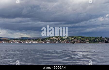 Vue sur l'estuaire de Tay de Tayport vers Broughty Ferry vers le nord, avec le phare Old Tayport pile en premier plan. Banque D'Images