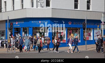 Édimbourg, Écosse, Royaume-Uni. 22 août 2020. Le soleil brille avant midi sur une rue raisonnablement calme Princes Street, température 17 degrés, photographiés peu de consommateurs portant des masques ou de protection du visage sur la rue. Banque D'Images