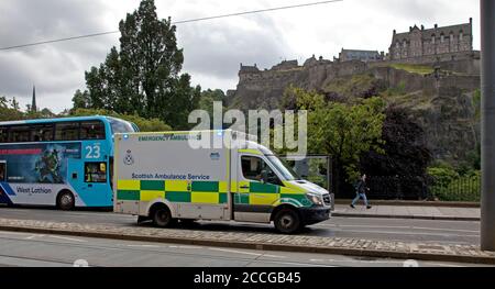 Édimbourg, Écosse, Royaume-Uni. 22 août 2020. Le soleil brille avant midi sur une rue raisonnablement calme Princes Street, température 17 degrés, activité des services d'urgence passant par les appels. Banque D'Images