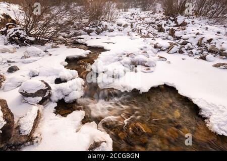 Ruisseau avec des rapides dans ce que l'on appelle l'évasion de la vache en hiver avec de la neige et de la glace Banque D'Images