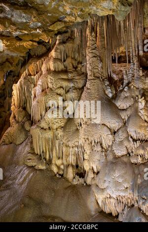 Gumusane, Turquie - 29 juillet 2020 : grotte de Karaca, formation naturelle vieille de 147 millions d'années, merveille de la nature, district de Torul. Banque D'Images