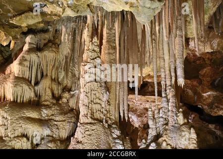 Gumusane, Turquie - 29 juillet 2020 : grotte de Karaca, formation naturelle vieille de 147 millions d'années, merveille de la nature, district de Torul. Banque D'Images