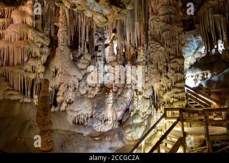 Gumusane, Turquie - 29 juillet 2020 : grotte de Karaca, formation naturelle vieille de 147 millions d'années, merveille de la nature, district de Torul. Banque D'Images