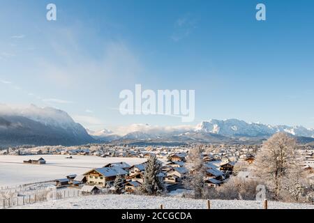 Vue sur le village enneigé de Wallgau en Bavière Alpes en hiver avec de la neige fraîche et un ciel bleu Banque D'Images