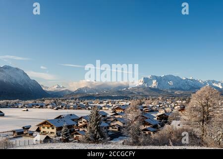 Vue sur le village enneigé de Wallgau en Bavière Alpes en hiver avec de la neige fraîche et un ciel bleu Banque D'Images