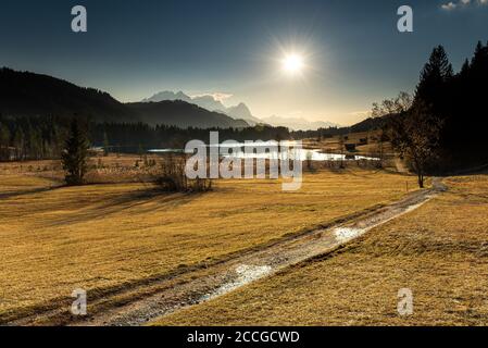 Soleil de l'après-midi sur Geroldsee dans les Alpes allemandes. En arrière-plan, la plus haute montagne d'Allemagne, les monts Zugspitze et Wetterstein. Banque D'Images