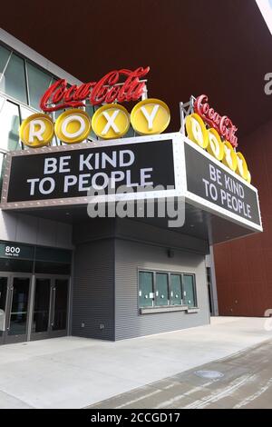 Atlanta, Géorgie, États-Unis. 22 août 2020. Le Coca-Cola Roxy affiche des signes de soutien lors de la pandémie Covid-19 à Atlanta, en Géorgie, le 22 août 2020. Crédit : Mpi34/Media Punch/Alamy Live News Banque D'Images