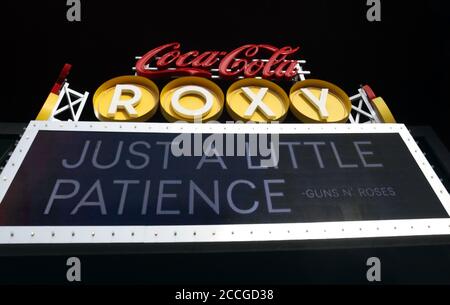 Atlanta, Géorgie, États-Unis. 22 août 2020. Le Coca-Cola Roxy affiche des signes de soutien lors de la pandémie Covid-19 à Atlanta, en Géorgie, le 22 août 2020. Crédit : Mpi34/Media Punch/Alamy Live News Banque D'Images