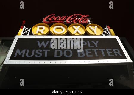 Atlanta, Géorgie, États-Unis. 22 août 2020. Le Coca-Cola Roxy affiche des signes de soutien lors de la pandémie Covid-19 à Atlanta, en Géorgie, le 22 août 2020. Crédit : Mpi34/Media Punch/Alamy Live News Banque D'Images