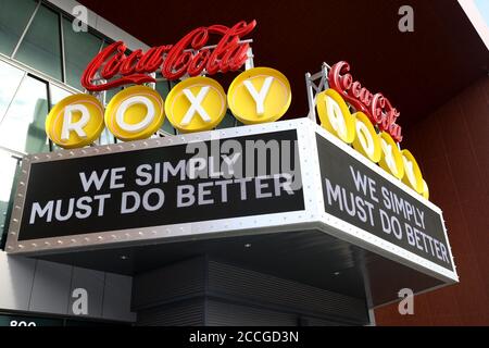 Atlanta, Géorgie, États-Unis. 22 août 2020. Le Coca-Cola Roxy affiche des signes de soutien lors de la pandémie Covid-19 à Atlanta, en Géorgie, le 22 août 2020. Crédit : Mpi34/Media Punch/Alamy Live News Banque D'Images