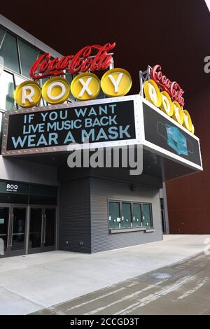 Atlanta, Géorgie, États-Unis. 22 août 2020. Le Coca-Cola Roxy affiche des signes de soutien lors de la pandémie Covid-19 à Atlanta, en Géorgie, le 22 août 2020. Crédit : Mpi34/Media Punch/Alamy Live News Banque D'Images