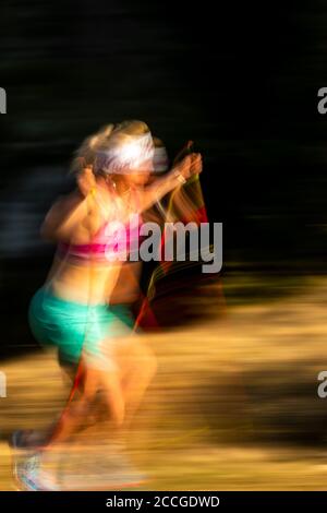 Avec un coureur sur la montagne pour montrer le mouvement Banque D'Images