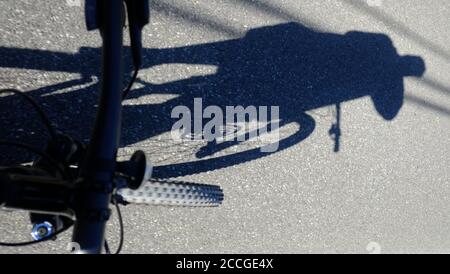 Ombre du cycliste projetée ou route, Lake Hill, NY Banque D'Images