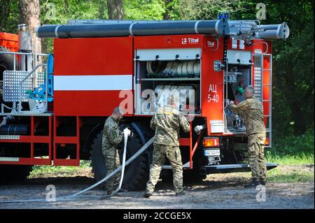 Moteur d'incendie stationné, équipe de pompiers préparant l'équipement de lutte contre l'incendie pour utilisation. 5 juin 2019. 2019.l'oblast de Kievskaya, Ukraine Banque D'Images