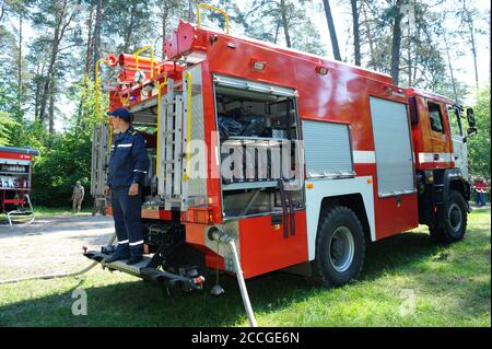 Moteur d'incendie stationné, équipe de pompiers préparant l'équipement de lutte contre l'incendie pour utilisation. 5 juin 2019. 2019.l'oblast de Kievskaya, Ukraine Banque D'Images