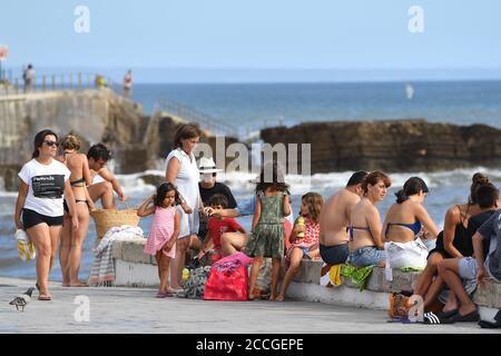 Peu de choses sur la plage de Tamariz à Estoril le 08/21/2020. L'industrie touristique du Portugal souffre également massivement des conséquences de la pandémie du coronavirus. Les plages de l'Atlantique sont à peine peuplées - les touristes restent à l'écart. | utilisation dans le monde entier Banque D'Images