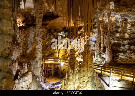 Gumusane, Turquie - 29 juillet 2020 : grotte de Karaca, formation naturelle vieille de 147 millions d'années, merveille de la nature, district de Torul. Banque D'Images